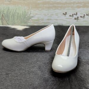 Journee Collection Classic White Heels 7WD Ladies NWT 7